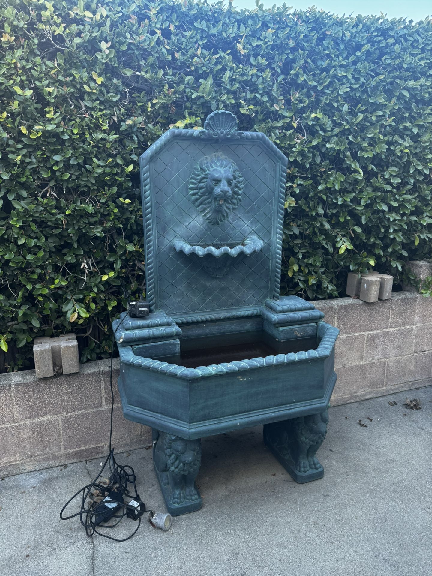 Large Outdoor Wall Fountain – Lion Head Design