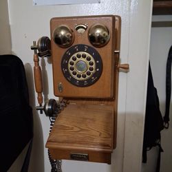 Thomas wall clock with storage compartment