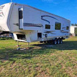 2007 Keystone Raptor 38’ toy hauler