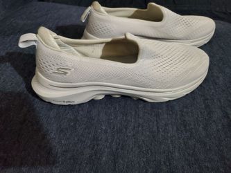 Womens Skechers womens go go mat 7 air cooled size 8½ , worn once. Still like new. No box. Firm price