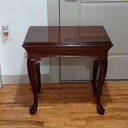 The Bombay Company Queen Anne Style End/Side Table