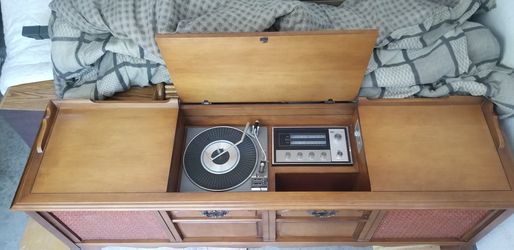 RCA Stereo Phonograph Record Player AM/FM Radio Turntable Furniture Piece