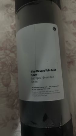 New black Lululemon reversible yoga mat