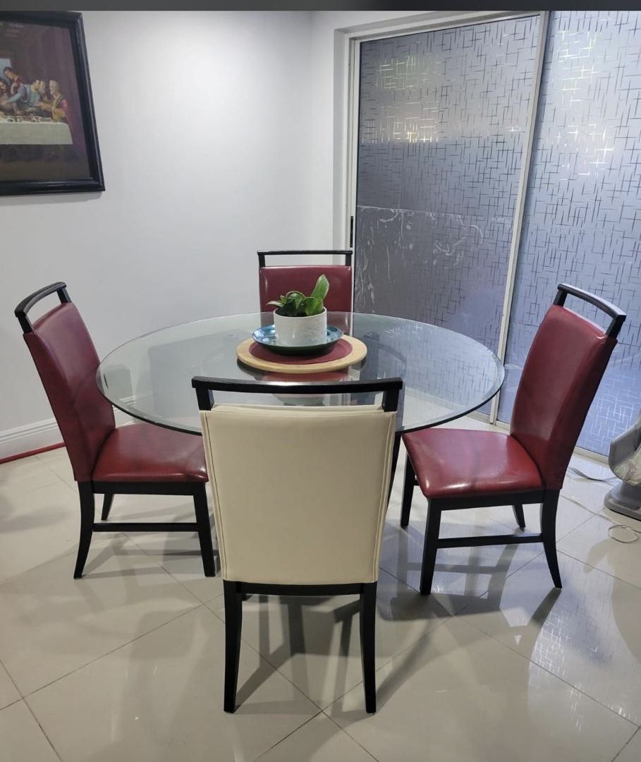 Juego De comedor/ Dining Table Set! (RoomsToGo) 