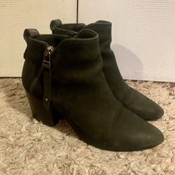 Women's size 7 US - Steve Madden Black Zip Up Leather Ankle Boots