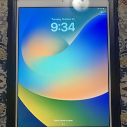 Apple iPad 6th Generation 32GB Unlocked Like New!