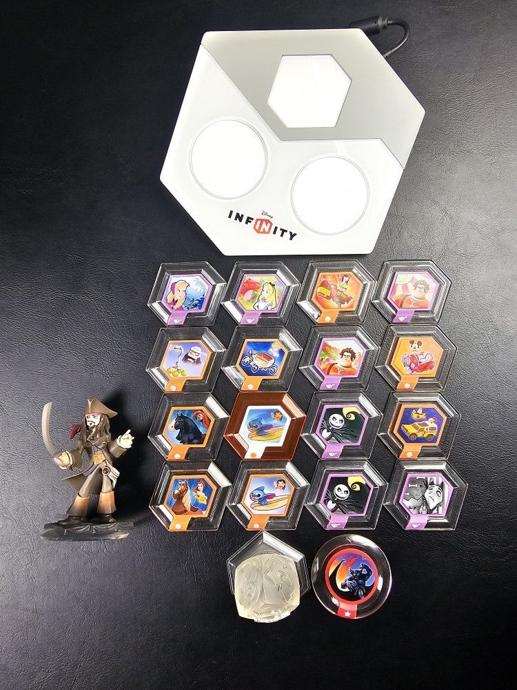 Disney Infinity Portal Base Pad w/18 game discs + 4 characters and Game