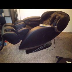 Insignia 2D Zero Gravity Massage Chair 