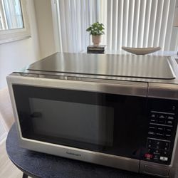 Nearly New 1.1cu/ft 1000watt Microwave