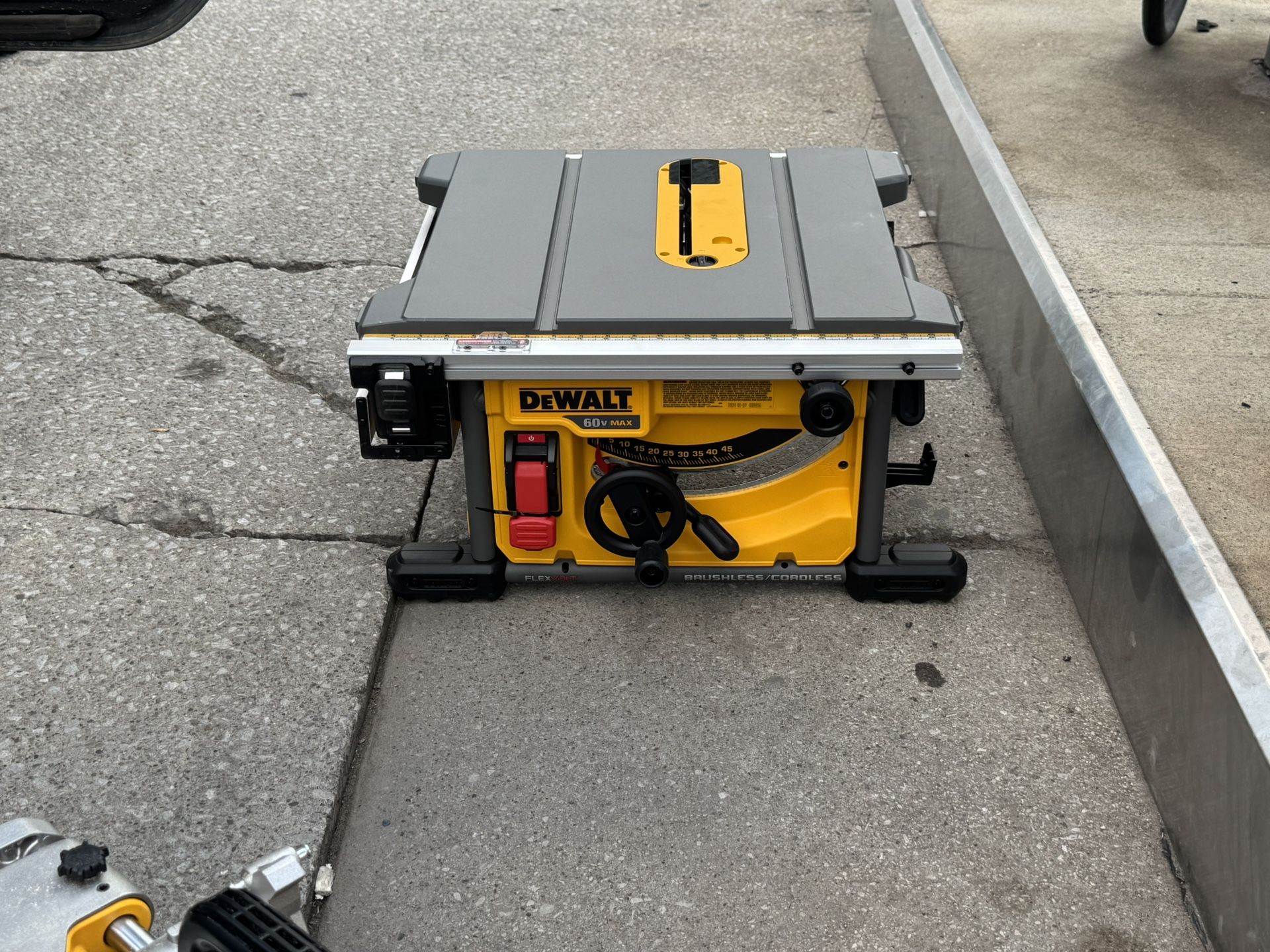 New Dewalt Cordless Table Saw 8 1/4 Inch