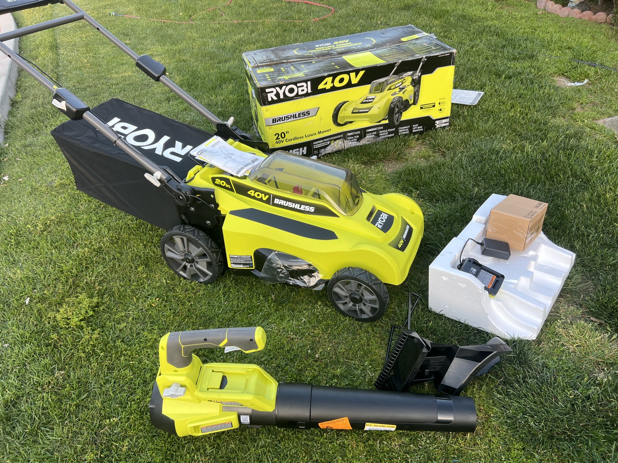 RYOBI SET LAWN MOWER AND BLOWER  One Charger One Battery 