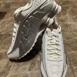 New Without box Nike Shox R4 White Metallic Silver Size 9
