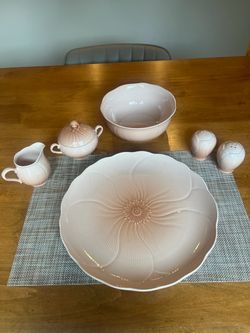 Mikasa. Dining ware set for 8 settings