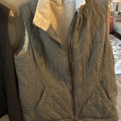 2 women’s winter vests