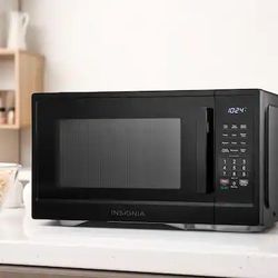 Insignia - 1.1 Cu. Ft.  Microwave - Black 
