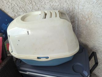 Cat litter pail with top