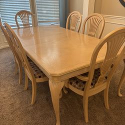 Universal Tiffany Mist Dining Room Table & Chairs