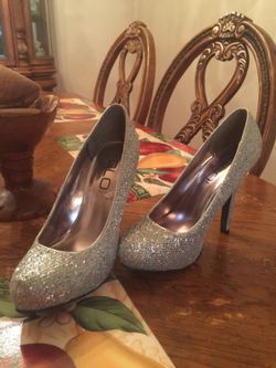 Size 7 1/2 heels new never worn