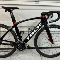 **For Sale: 2018 Trek Madone 9.9 Size 52 – High-Performance Road Bike!**
