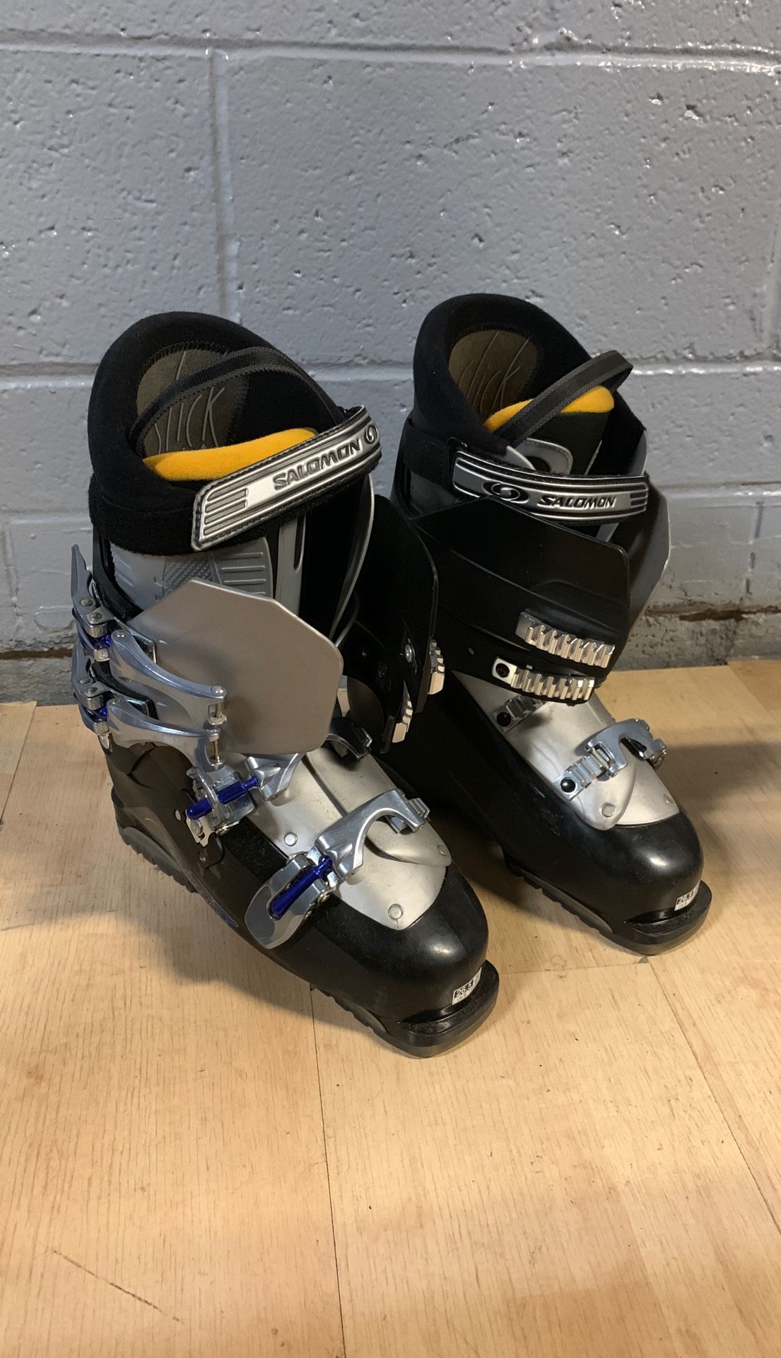 Snow ski boots