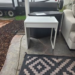 White Modern Small Desk – Minimalist, Perfect for Kids or Small Spaces