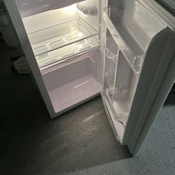 Magic Chef Refrigerator in White with Freezer