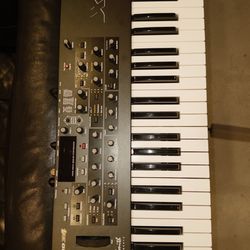 Dave Smith Instruments Mopho x4 – 4-Voice Analog Poly Synth (Mint)