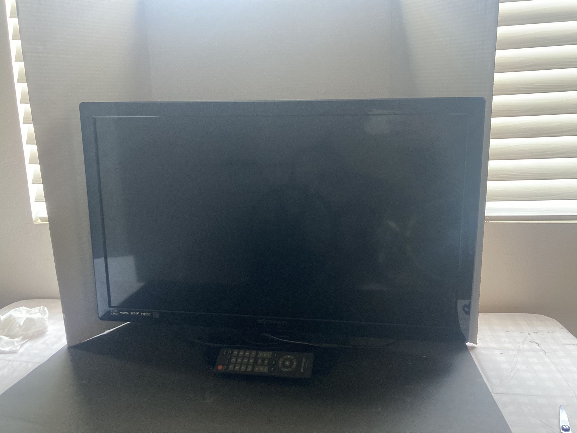 Emerson TV 29” LED