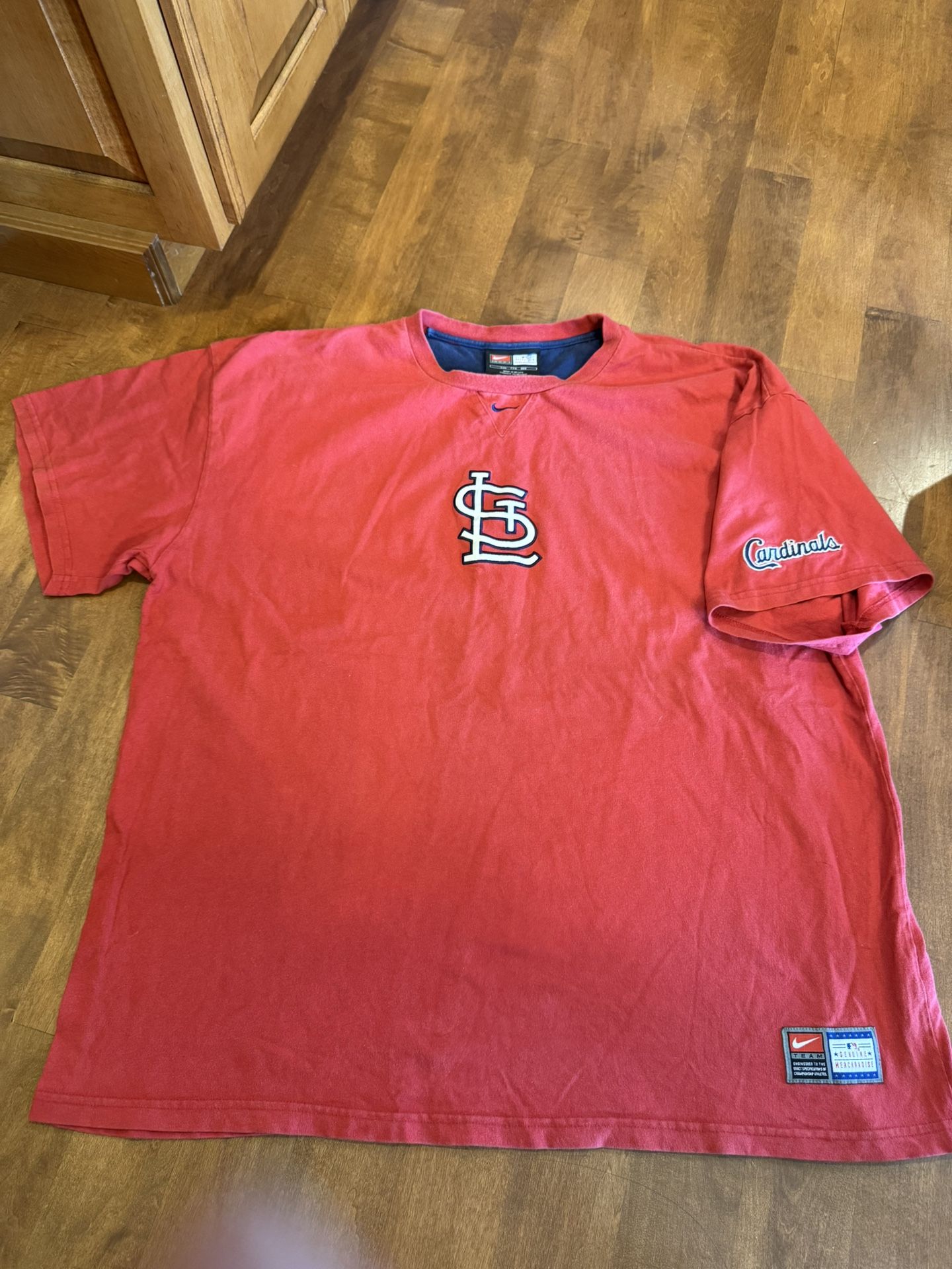 Men’s vintage MLB, Nike, St. Louis Cardinals T-shirt shipping available