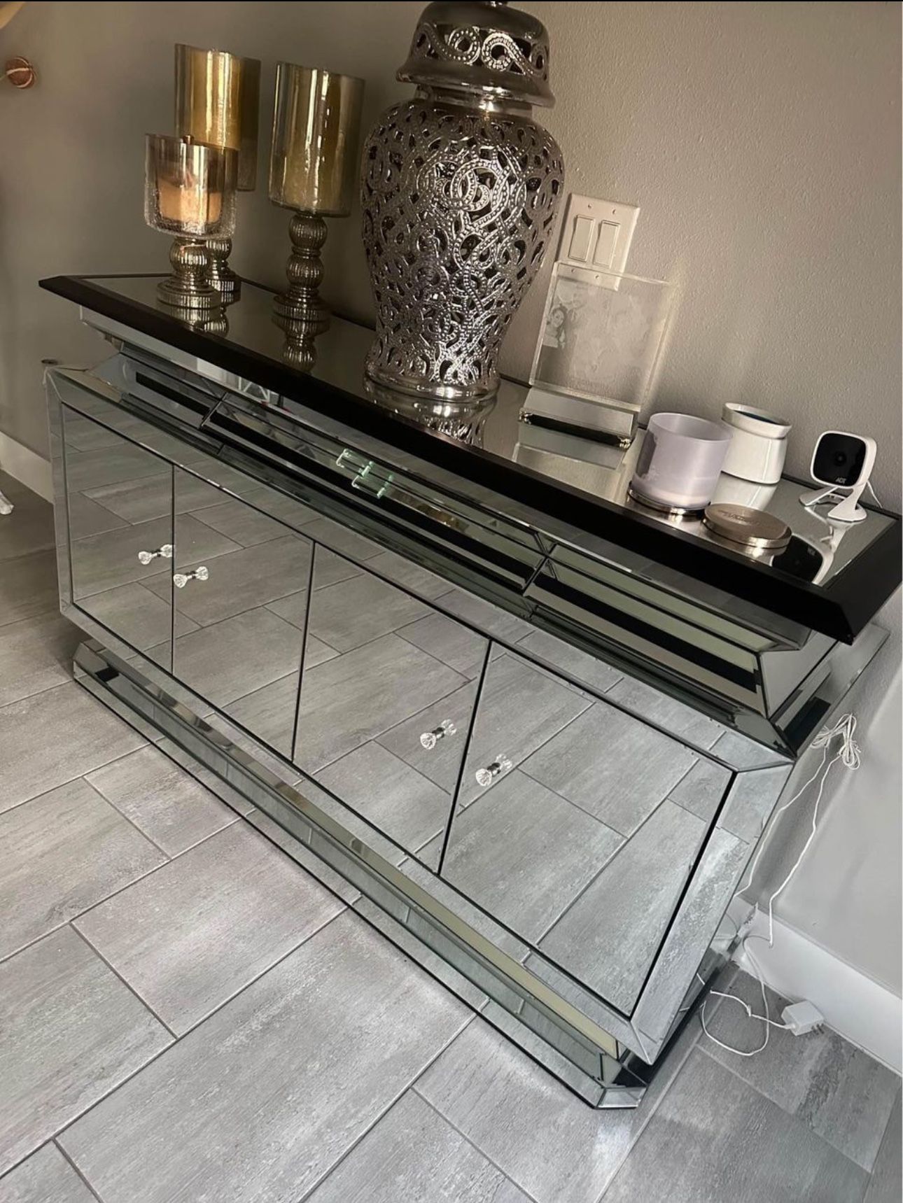 beautiful console with its mirror