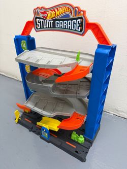 Hot Wheels Stunt Garage Playset