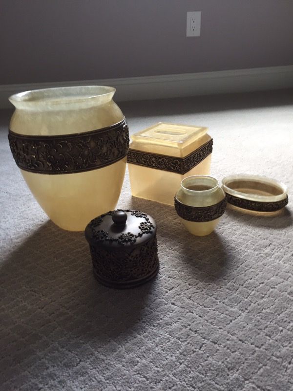Bathroom accessories set by Wamsutta