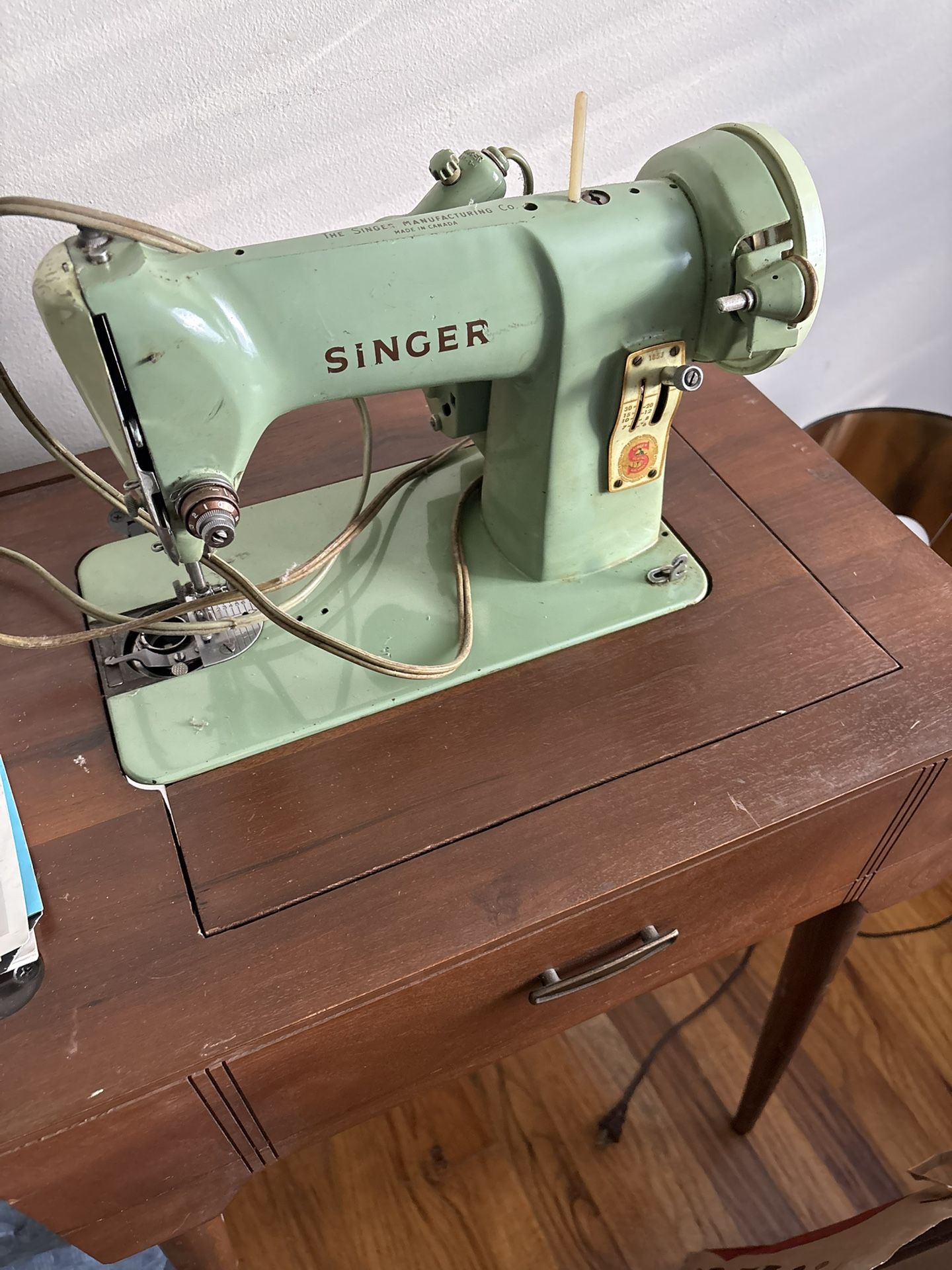 Antique Singer Sewing Machine With Cabinet