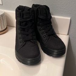 Womens Dr. Martens Combs Boot - Black 