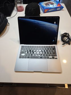 MacBook Air 2022 M2 8gig 256, in perfect condition 👌