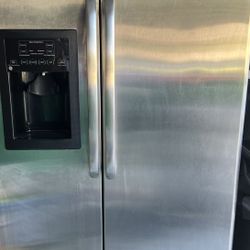 GE Side By Side 25.6 Cu Ft Refrigerator /freezer  Combo 