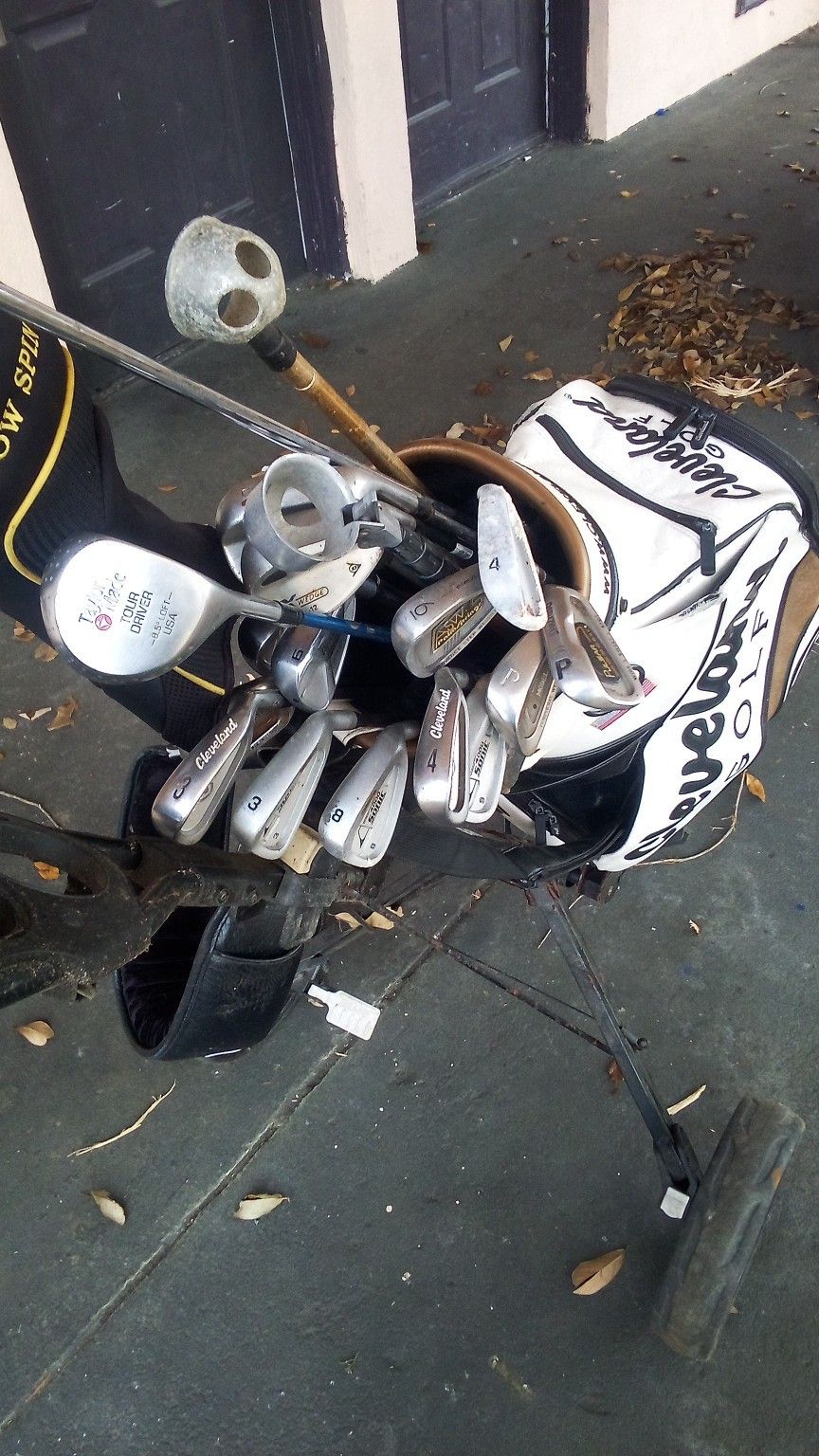 Cleveland Golf Bag And Cleveland Clubs As Well As Other Good Brands+A Golf Bag Caddy Tees And Balls 