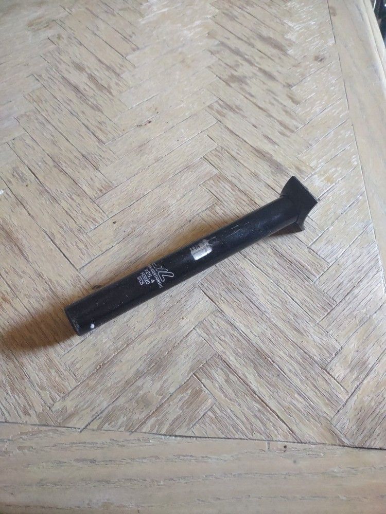 Pivotal seatpost