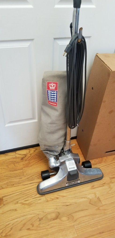 NEW cond COMMERCIAL ROYAL VACUUM WITH AMAZING POWER SUCTION. , WORKS EXCELLENT. , IN THE BOX. , HAVY DUTY DITY , WORKS EXCELLENT. ,