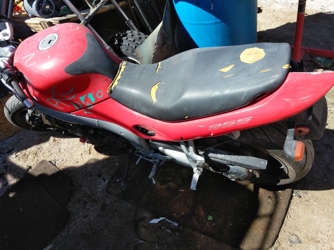 Parting 2000 Triumph Sprint RS 955 lightly wrecked