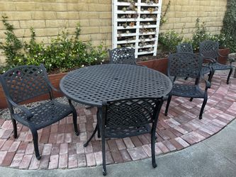 Complete Wrought Iron Table With 6 Chairs