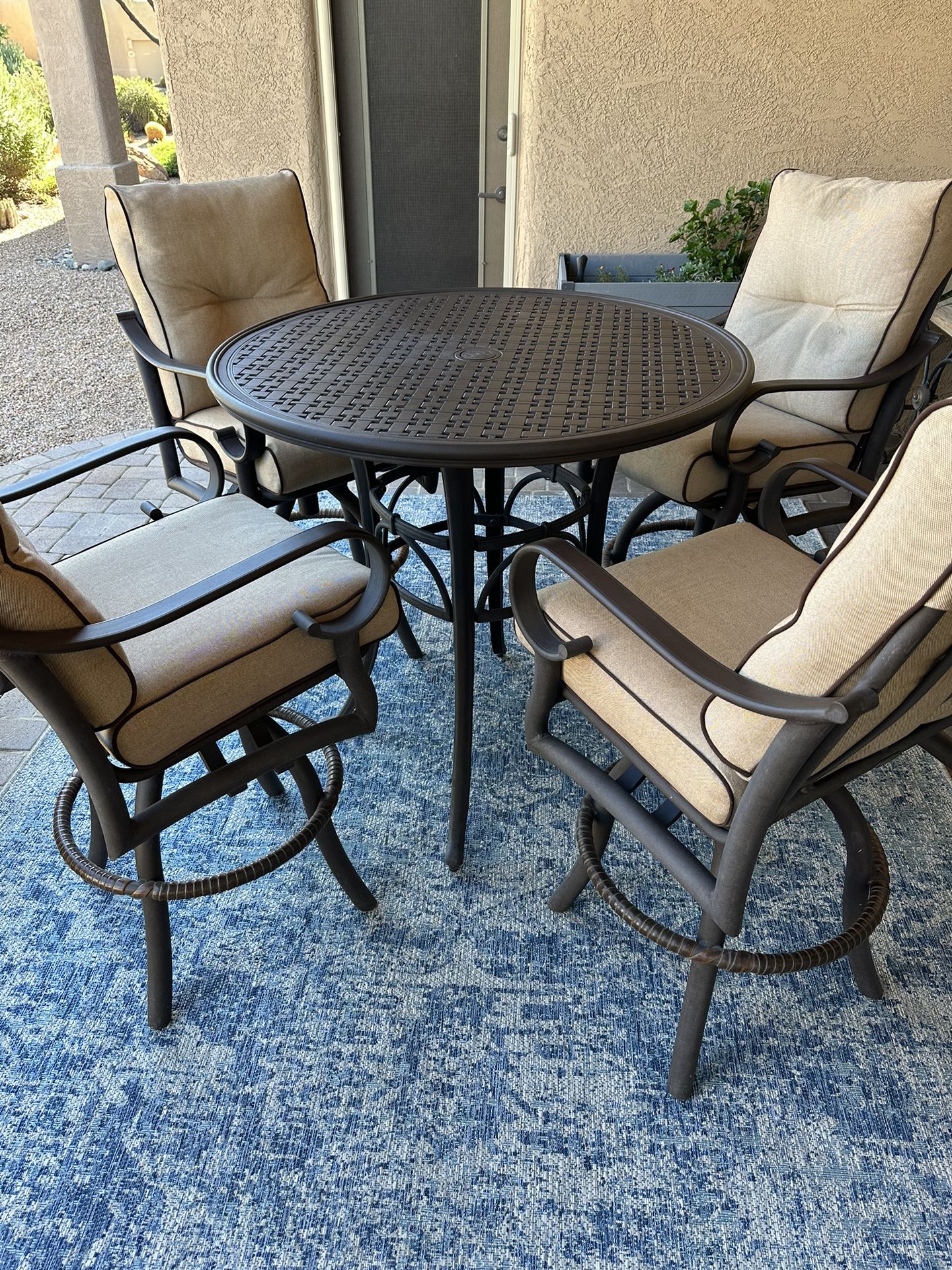 Mallin Patio Table & Chairs