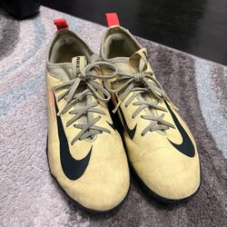 Indoor Soccer shoes (size 5)