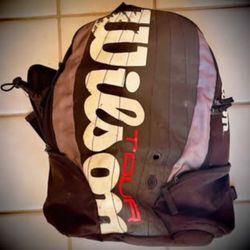WILSON BACKPACK.
ZIPPERS IN EXCELLENT CONDITION.
INSIDE COMPLETELY CLEAN.