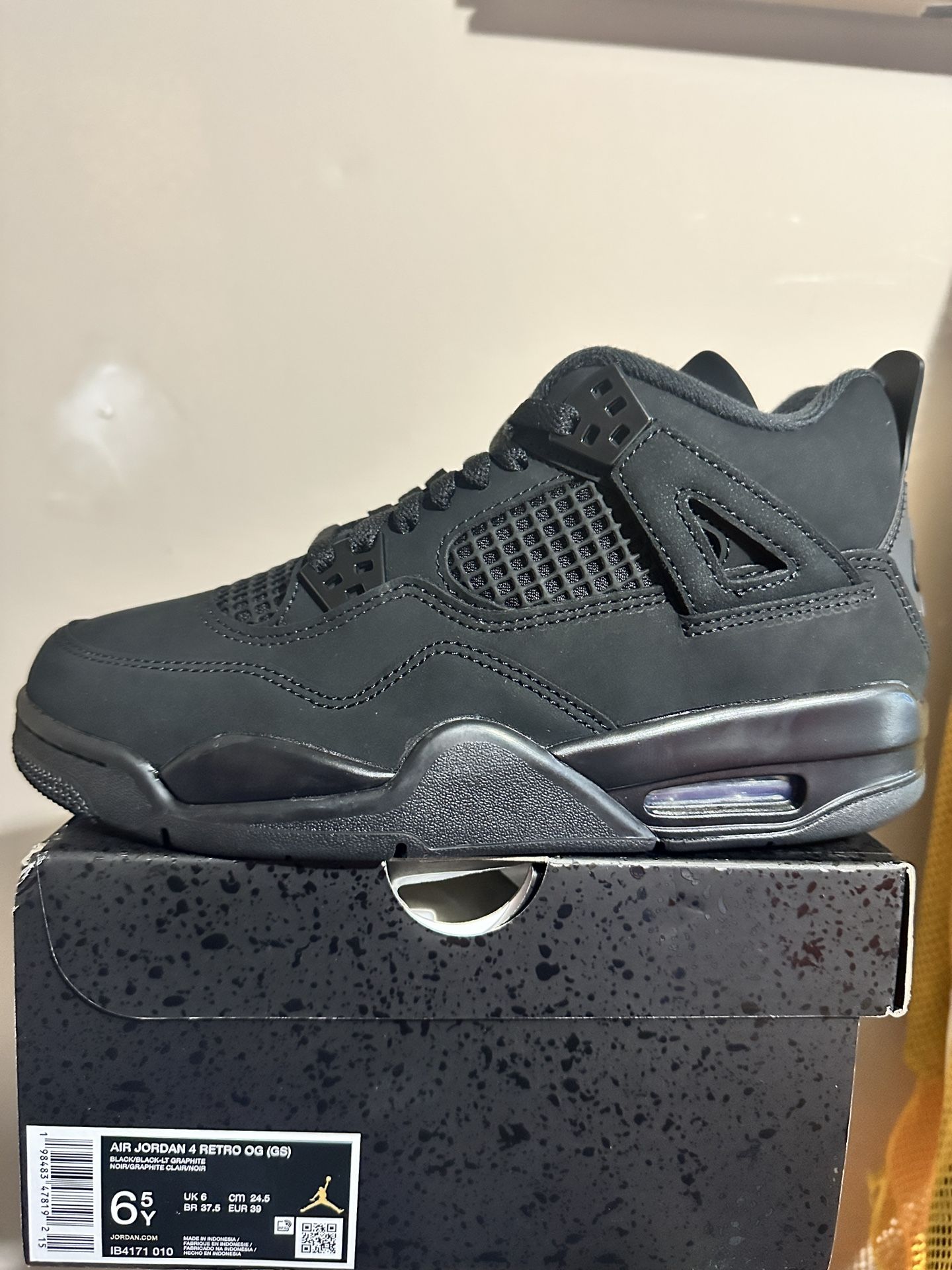 Grade School Jordan Retro 4 Size 6.5y Black Cat 
