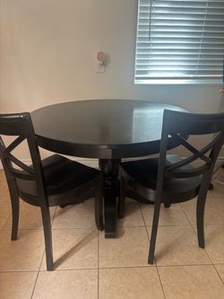 Crate & Barrel ROUND DINING TABLE & 4 CHAIRS