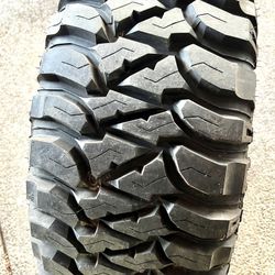 SINGLE 33x12.5R17 tire