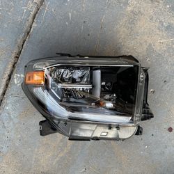 Toyota Tundra Headlight 2018, 2019, 2020, 2021, Toyota Tundra Headlamp, OEM original Toyota, passenger side , ORIGINAL LIGHT