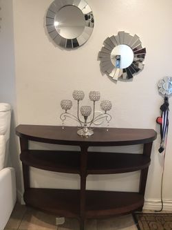 Hermosa y elegante mesa de madera sólida en muy buenas condiciones