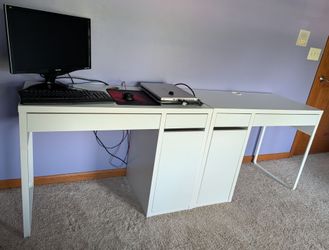 White Students Desks and swivel Chairs. 2 sets
2 identical sets of Desks
2 identical desk chairs
All in great condition,
